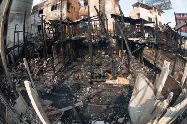 Bir köyde ev yanıyor, yangından sonra moloz yığını..