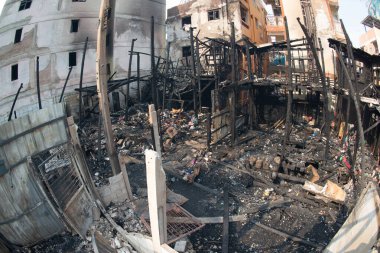 Bir köyde ev yanıyor, yangından sonra moloz yığını..