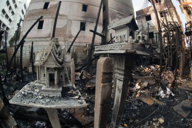 Bir köyde ev yanıyor, yangından sonra moloz yığını..