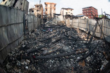 Bir köyde ev yanıyor, yangından sonra moloz yığını..