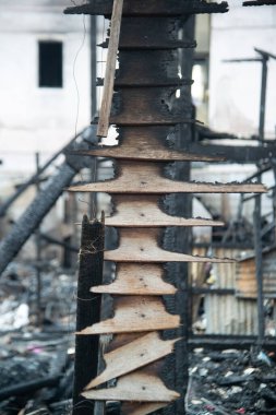 Bir köyde ev yanıyor, yangından sonra moloz yığını..