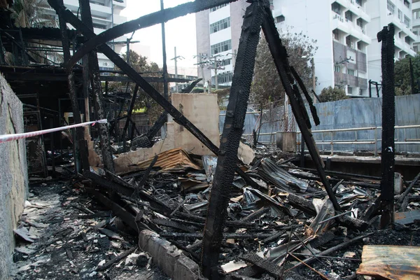 Bir köyde ev yanıyor, yangından sonra moloz yığını..