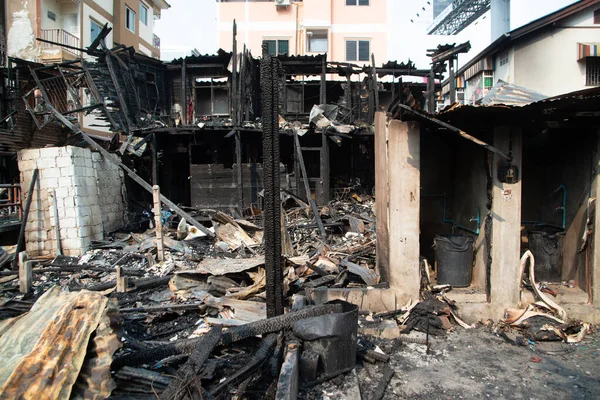 Bir köyde ev yanıyor, yangından sonra moloz yığını..