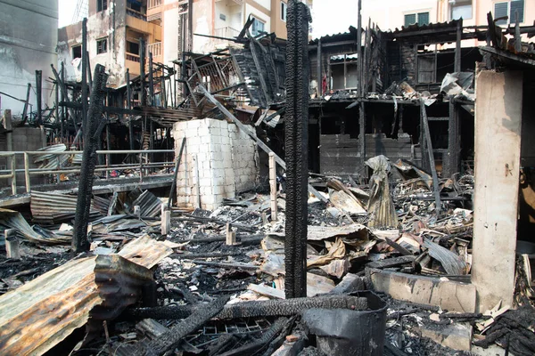 Bir köyde ev yanıyor, yangından sonra moloz yığını..