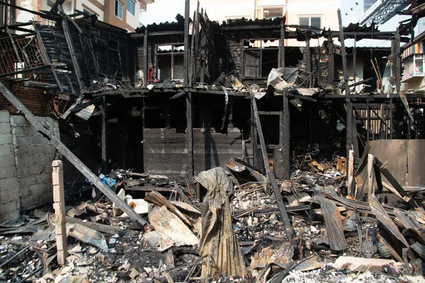 Bir köyde ev yanıyor, yangından sonra moloz yığını..