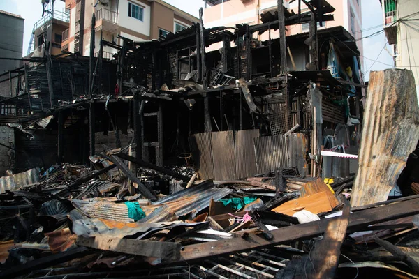 Bir köyde ev yanıyor, yangından sonra moloz yığını..