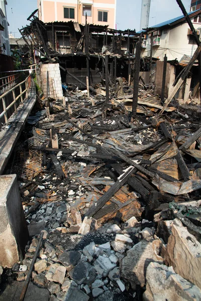 Bir köyde ev yanıyor, yangından sonra moloz yığını..