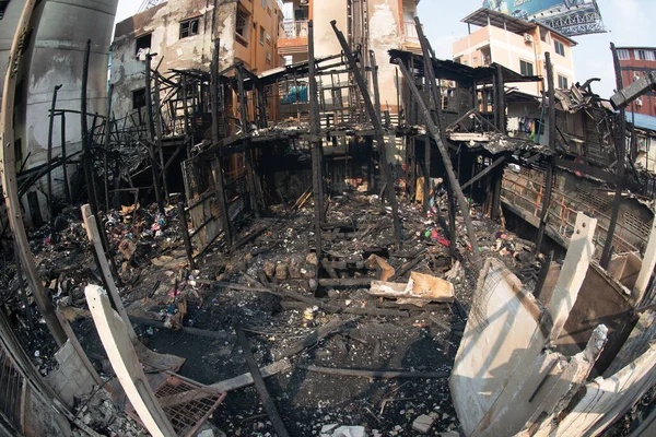 Bir köyde ev yanıyor, yangından sonra moloz yığını..