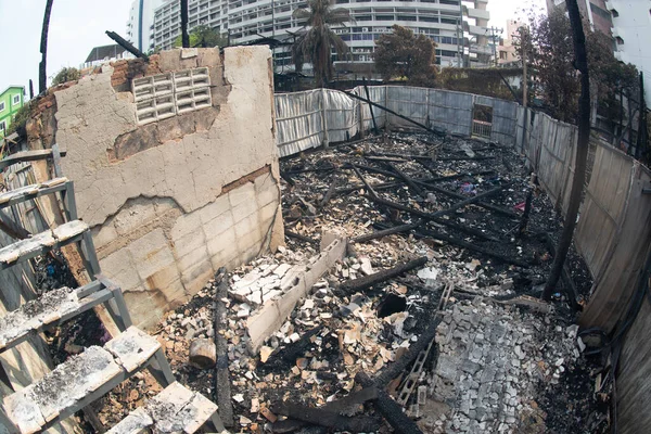 Bir köyde ev yanıyor, yangından sonra moloz yığını..