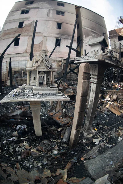 Bir köyde ev yanıyor, yangından sonra moloz yığını..