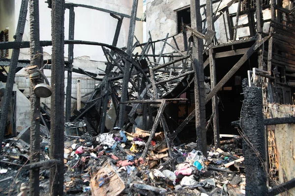 Bir köyde ev yanıyor, yangından sonra moloz yığını..