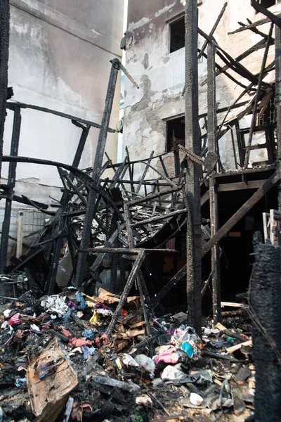 Bir köyde ev yanıyor, yangından sonra moloz yığını..