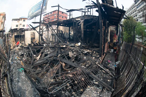 Bir köyde ev yanıyor, yangından sonra moloz yığını..