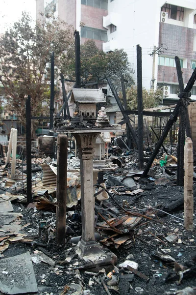 Bir köyde ev yanıyor, yangından sonra moloz yığını..