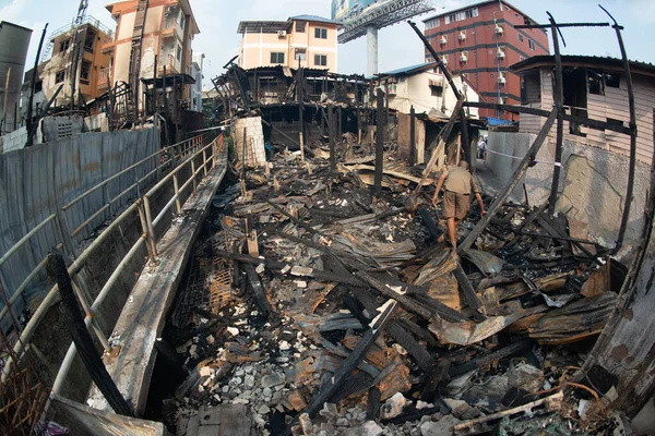 Bir köyde ev yanıyor, yangından sonra moloz yığını..