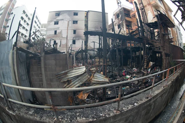 Bir köyde ev yanıyor, yangından sonra moloz yığını..