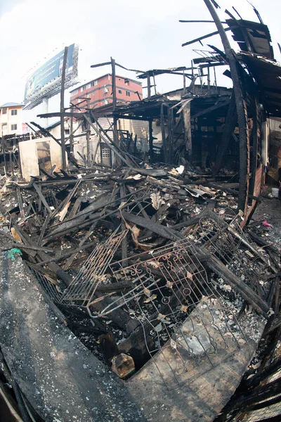 Bir köyde ev yanıyor, yangından sonra moloz yığını..