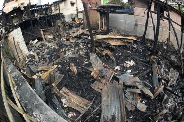 Bir köyde ev yanıyor, yangından sonra moloz yığını..