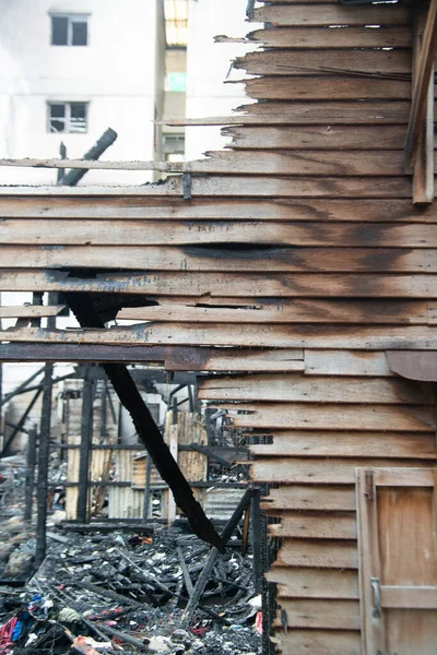 Bir köyde ev yanıyor, yangından sonra moloz yığını..