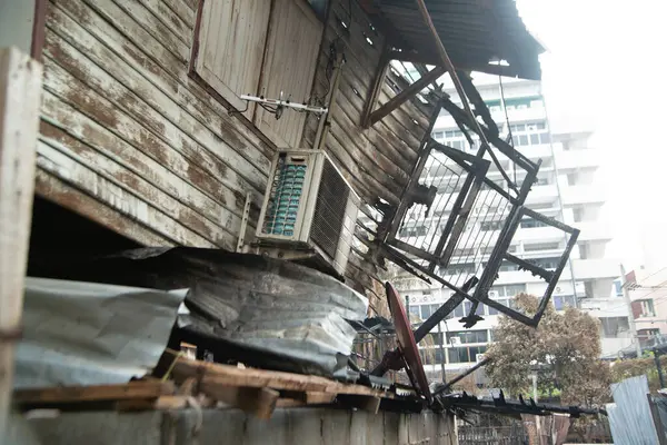 Casa Chamas Numa Aldeia Escombros Depois Incêndio — Fotografia de Stock