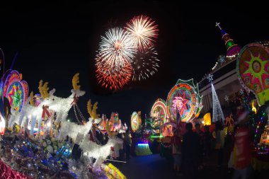 SAKON NAKHON, THAILAND - 25 ARALIK 2018: 200 'den fazla arabayla göz kamaştırıcı yıldız geçidinde Noel Baba ve melekler geçit töreninde havai fişek gösterisi. 