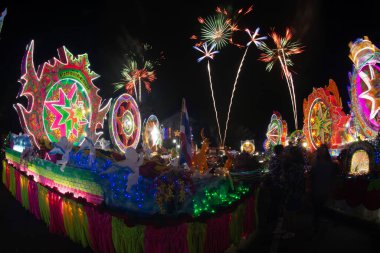 SAKON NAKHON, THAILAND - 25 ARALIK 2018: 200 'den fazla arabayla göz kamaştırıcı yıldız geçidinde Noel Baba ve melekler geçit töreninde havai fişek gösterisi. 