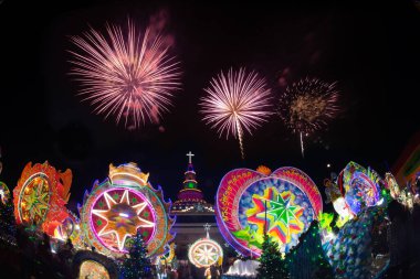 SAKON NAKHON, THAILAND - 25 ARALIK 2018: 200 'den fazla arabayla göz kamaştırıcı yıldız geçidinde Noel Baba ve melekler geçit töreninde havai fişek gösterisi. 
