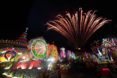 SAKON NAKHON, THAILAND - 25 ARALIK 2018: 200 'den fazla arabayla göz kamaştırıcı yıldız geçidinde Noel Baba ve melekler geçit töreninde havai fişek gösterisi. 