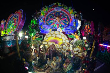 SAKON NAKHON, THAILAND - 25 ARALIK 2018: 200 'den fazla Noel Baba ve melekler ile birlikte 25 Aralık 2018' de Tayland 'da düzenlenen Noel Festivali' nde baş döndürücü yıldız geçit töreni. 