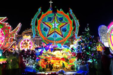 SAKON NAKHON, THAILAND - 25 ARALIK 2018: 200 'den fazla Noel Baba ve melekler ile birlikte 25 Aralık 2018' de Tayland 'da düzenlenen Noel Festivali' nde baş döndürücü yıldız geçit töreni. 