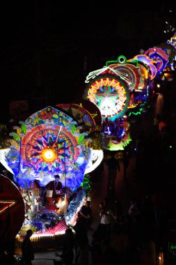 SAKON NAKHON, THAILAND - 25 ARALIK 2018: 200 'den fazla Noel Baba ve melekler ile birlikte 25 Aralık 2018' de Tayland 'da düzenlenen Noel Festivali' nde baş döndürücü yıldız geçit töreni. 