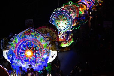 SAKON NAKHON, THAILAND - 25 ARALIK 2018: 200 'den fazla Noel Baba ve melekler ile birlikte 25 Aralık 2018' de Tayland 'da düzenlenen Noel Festivali' nde baş döndürücü yıldız geçit töreni. 