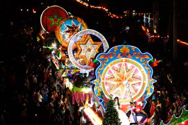 SAKON NAKHON, THAILAND - 25 ARALIK 2018: 200 'den fazla Noel Baba ve melekler ile birlikte 25 Aralık 2018' de Tayland 'da düzenlenen Noel Festivali' nde baş döndürücü yıldız geçit töreni. 