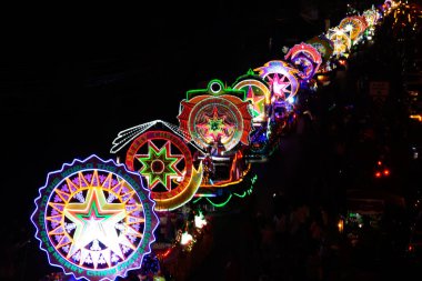 SAKON NAKHON, THAILAND - 25 ARALIK 2018: 200 'den fazla Noel Baba ve melekler ile birlikte 25 Aralık 2018' de Tayland 'da düzenlenen Noel Festivali' nde baş döndürücü yıldız geçit töreni. 