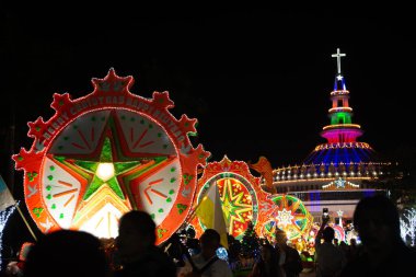 SAKON NAKHON, THAILAND - 25 ARALIK 2018: 200 'den fazla Noel Baba ve melekler ile birlikte 25 Aralık 2018' de Tayland 'da düzenlenen Noel Festivali' nde baş döndürücü yıldız geçit töreni. 
