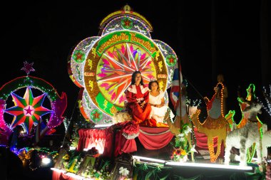 SAKON NAKHON, THAILAND - 25 ARALIK 2018: 200 'den fazla Noel Baba ve melekler ile birlikte 25 Aralık 2018' de Tayland 'da düzenlenen Noel Festivali' nde baş döndürücü yıldız geçit töreni. 