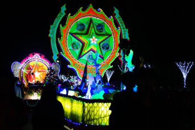 SAKON NAKHON, THAILAND - 25 ARALIK 2018: 200 'den fazla Noel Baba ve melekler ile birlikte 25 Aralık 2018' de Tayland 'da düzenlenen Noel Festivali' nde baş döndürücü yıldız geçit töreni. 