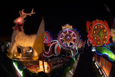 SAKON NAKHON, THAILAND - 25 ARALIK 2018: 200 'den fazla Noel Baba ve melekler ile birlikte 25 Aralık 2018' de Tayland 'da düzenlenen Noel Festivali' nde baş döndürücü yıldız geçit töreni. 
