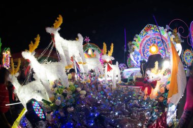 SAKON NAKHON, THAILAND - 25 ARALIK 2018: 200 'den fazla Noel Baba ve melekler ile birlikte 25 Aralık 2018' de Tayland 'da düzenlenen Noel Festivali' nde baş döndürücü yıldız geçit töreni. 