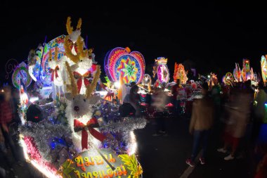 SAKON NAKHON, THAILAND - 25 ARALIK 2018: 200 'den fazla Noel Baba ve melekler ile birlikte 25 Aralık 2018' de Tayland 'da düzenlenen Noel Festivali' nde baş döndürücü yıldız geçit töreni. 