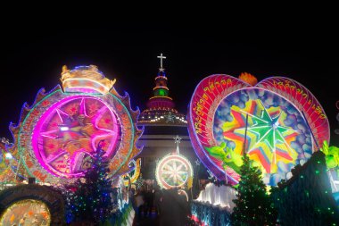 SAKON NAKHON, THAILAND - 25 ARALIK 2018: 200 'den fazla Noel Baba ve melekler ile birlikte 25 Aralık 2018' de Tayland 'da düzenlenen Noel Festivali' nde baş döndürücü yıldız geçit töreni. 