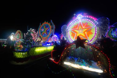 SAKON NAKHON, THAILAND - 25 ARALIK 2018: 200 'den fazla Noel Baba ve melekler ile birlikte 25 Aralık 2018' de Tayland 'da düzenlenen Noel Festivali' nde baş döndürücü yıldız geçit töreni. 