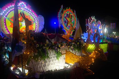 SAKON NAKHON, THAILAND - 25 ARALIK 2018: 200 'den fazla Noel Baba ve melekler ile birlikte 25 Aralık 2018' de Tayland 'da düzenlenen Noel Festivali' nde baş döndürücü yıldız geçit töreni. 