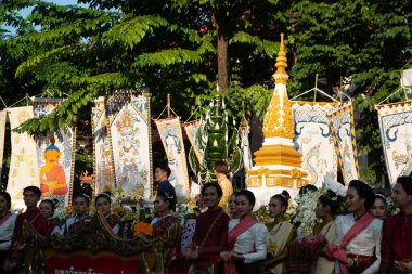 KHON KAEN, THAILAND - 29 Kasım 2019: Geleneksel Budist geçit töreninin tanımlanamayan insanları, Uluslararası ipek 