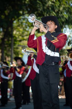 Bando geçit törenine katılan katılımcılarla sokakta gösteri yapıyor.