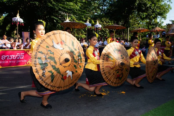 Khon Kaen Thailand 2019年11月29日 参加庆祝国际丝绸 Pook Xiao 传统和红十字会2019年活动的参与者中身份不明的传统伞式舞蹈 — 图库照片