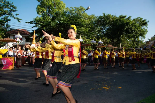 Khon Kaen Thailand 2019年11月29日 参加国际丝绸 Pook Xiao 传统庆祝活动和2019年红十字博览会的参与者中身份不明的传统舞蹈 — 图库照片