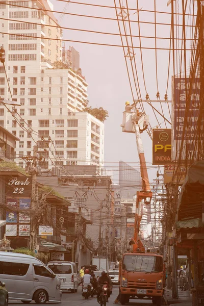 Bangkok Thailand Março 2019 Não Identificado Eletricista Escalou Poste Elétrico — Fotografia de Stock