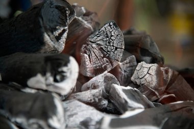 Parlak yanan odunları, sarı alevlerle kapatın..