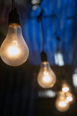 Kapalı tavan arasında parlayan dekoratif lamba. Ilık bir parıltı saçan berrak lambalar.